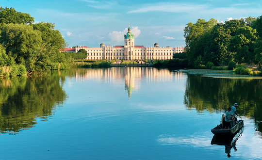 Der Schlosspark von Charlottenburg ist einer der ältesten historischen Gärten Berlins - eines der wichtigsten Zeugnisse vergangener Stilepochen der Stadt. Blick vom Karpfenteich auf das Schloss - rechts unten im Bild sieht man das Drausy-Team bei der Verlegung der Drausy Professional Belüftung